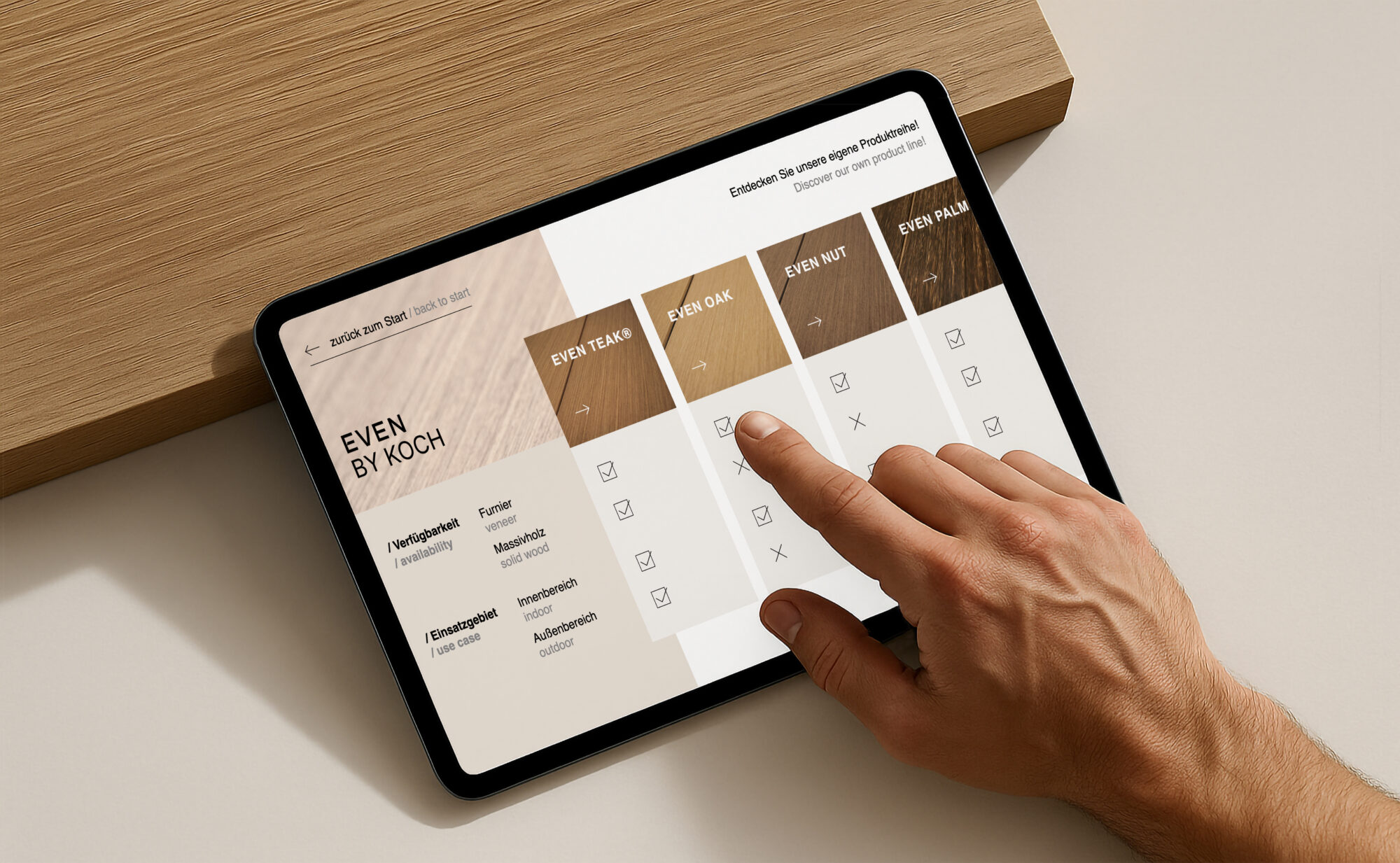 Mann mit Zeigefinger auf einem Tablet. Auf dem Tablet ist eine Übersicht der EvenTeak by Koch Produkte zu sehen
