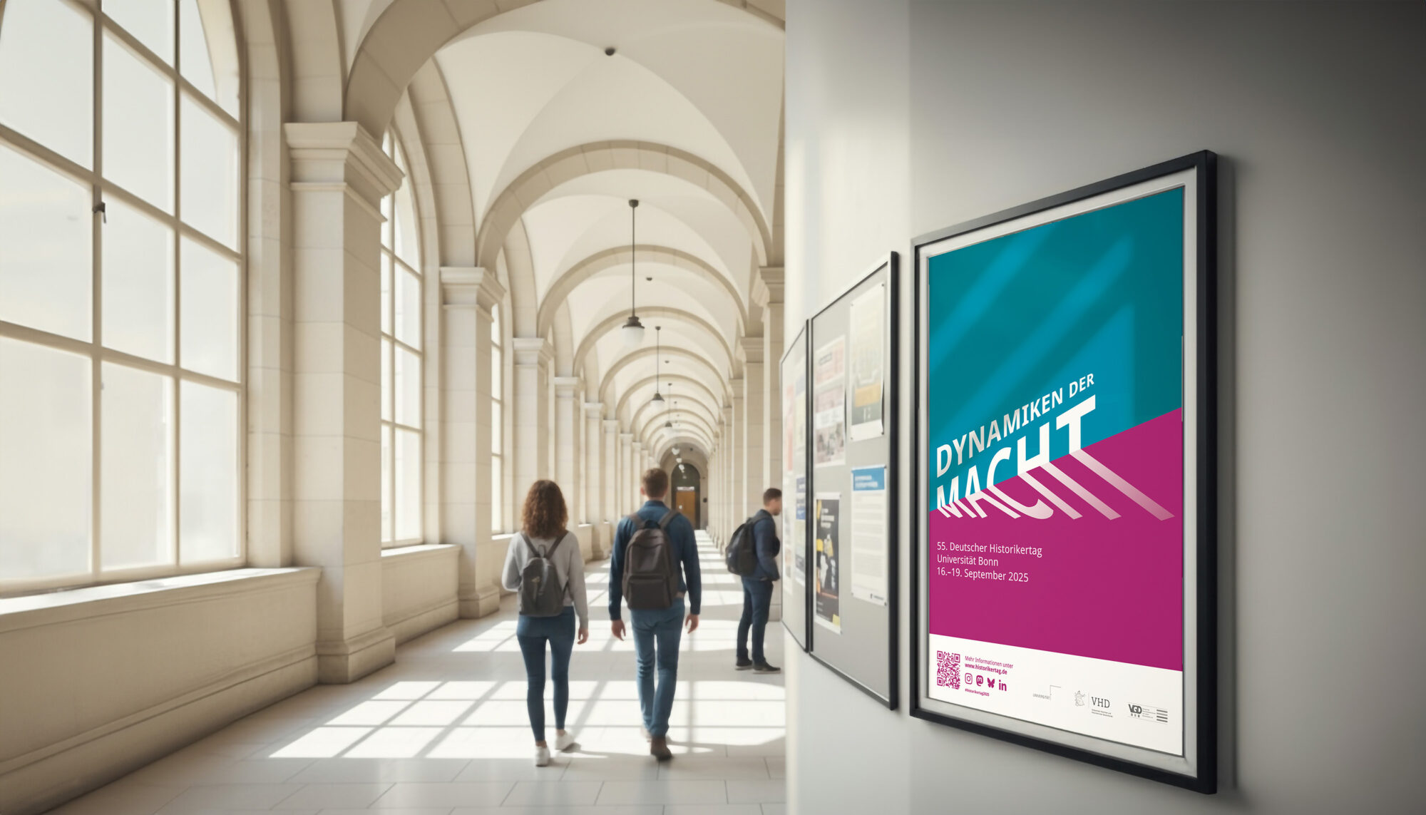 Plakat des 55. Historikertages. Mittig befindet sich das Logo des Historikertages. Das Plakat hängt an einer Wand in der Universität Bonn