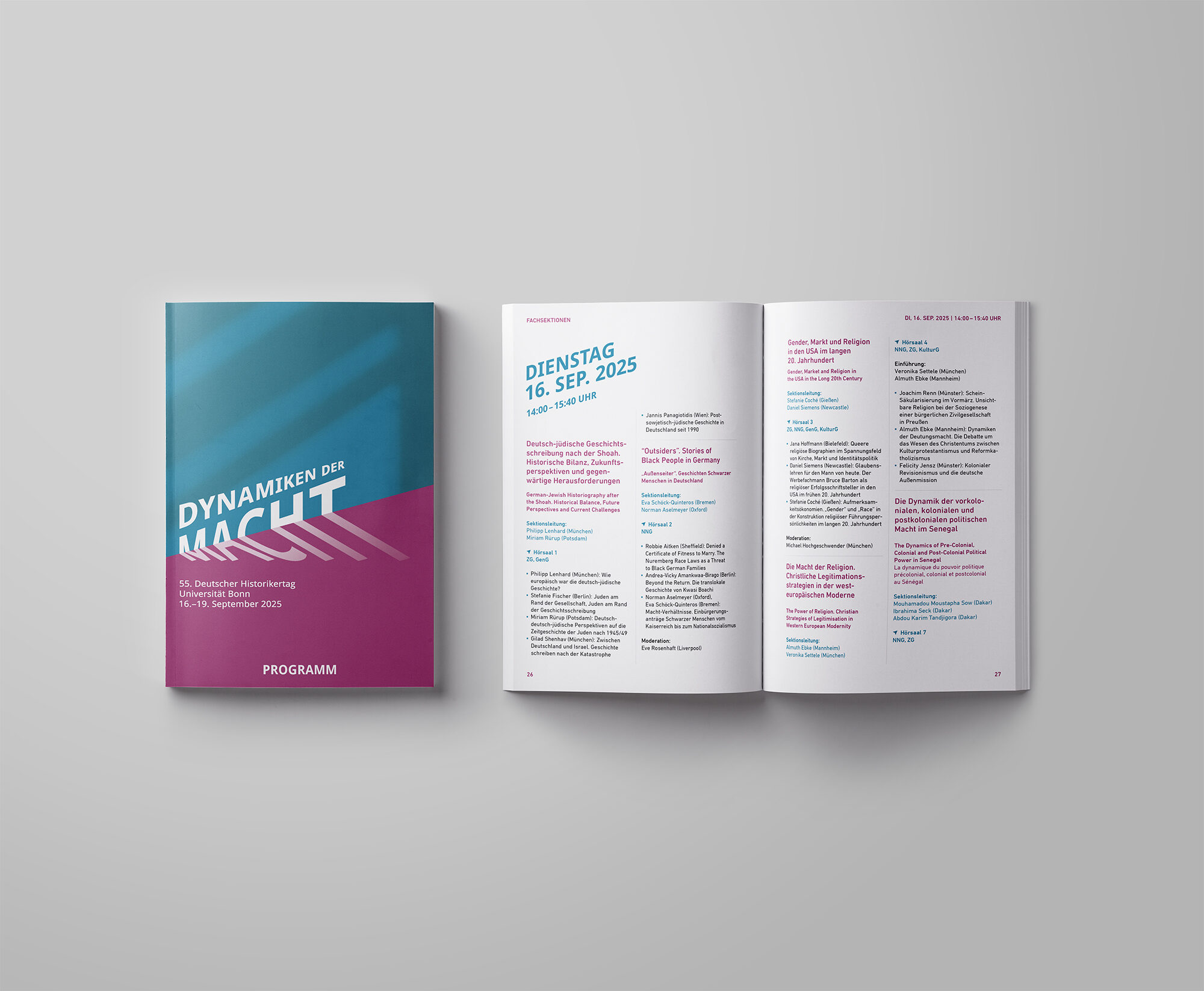 Programmheft des 55. Historikertages. Links ist die petrol- und purpurfarbene Titelseite. Rechts ist eine Doppelseite des Programmheftes