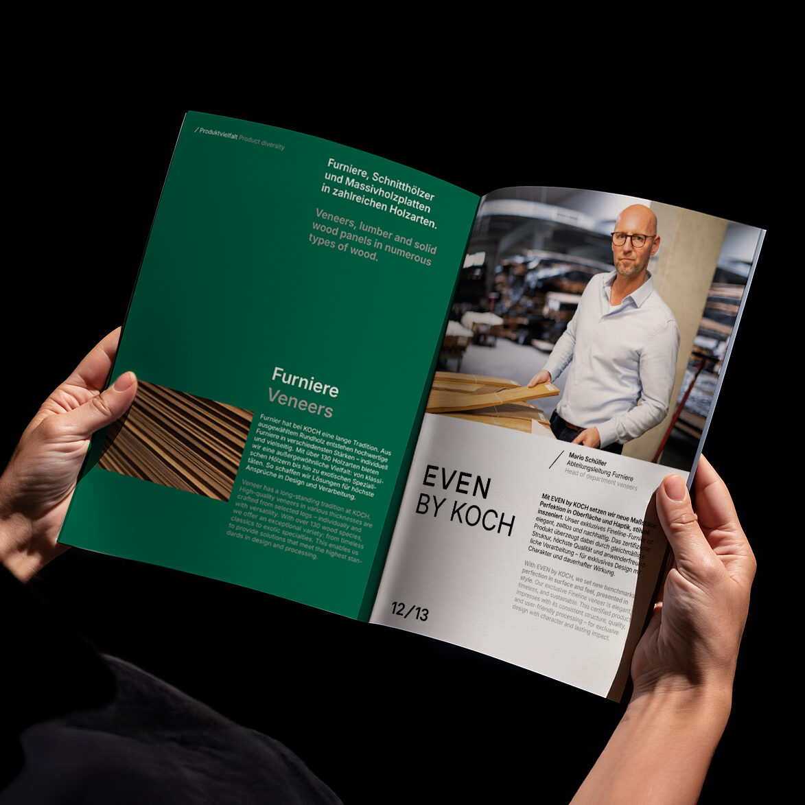 Person hält Imagebroschüre der Firma Koch aus Krefeld in den Händen