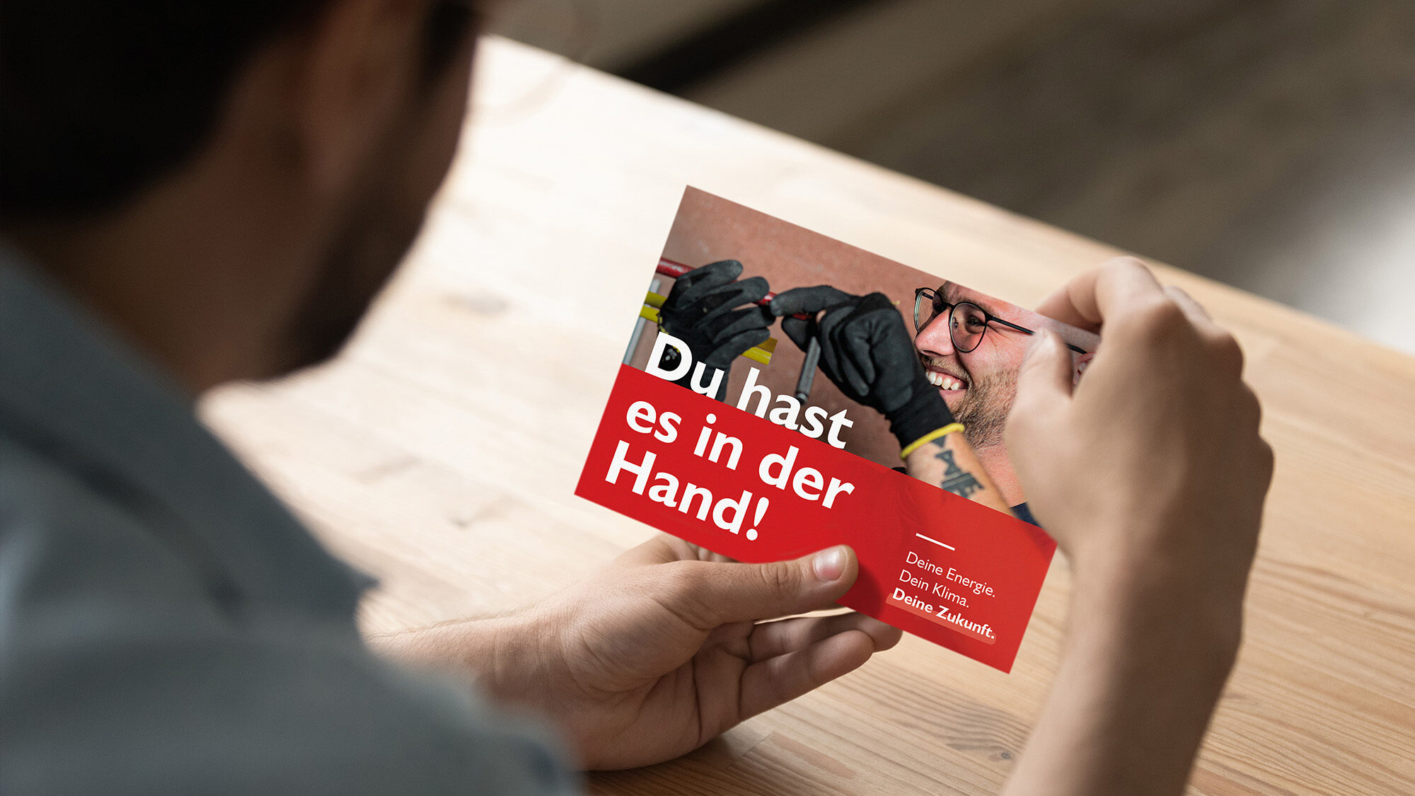 Person hält Lorenzen Postkarte in den Händen