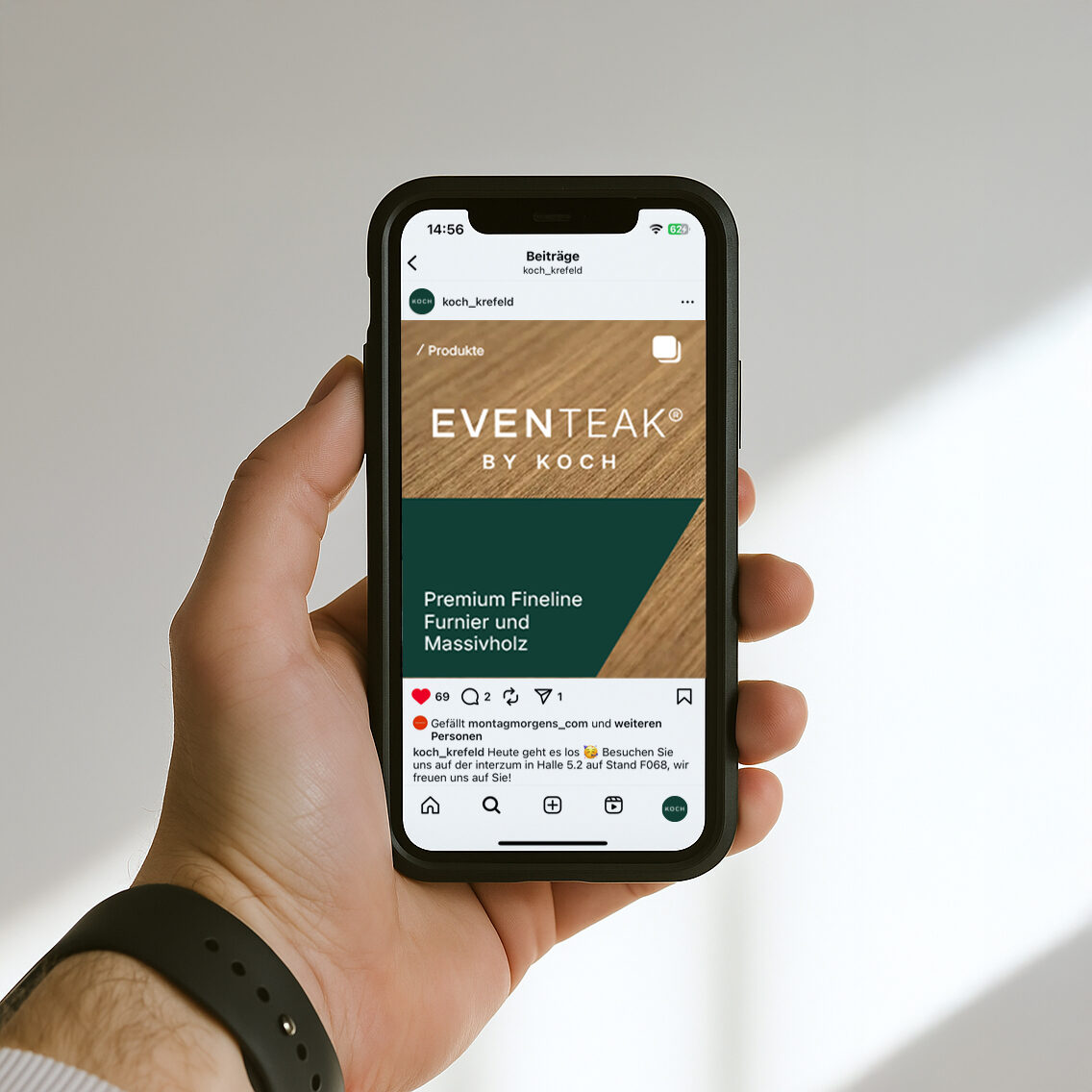 Auf dem Handy eines Mannes ist ein Instagram-Post von Koch zu sehen, auf dem EvenTeak abgebildet ist.